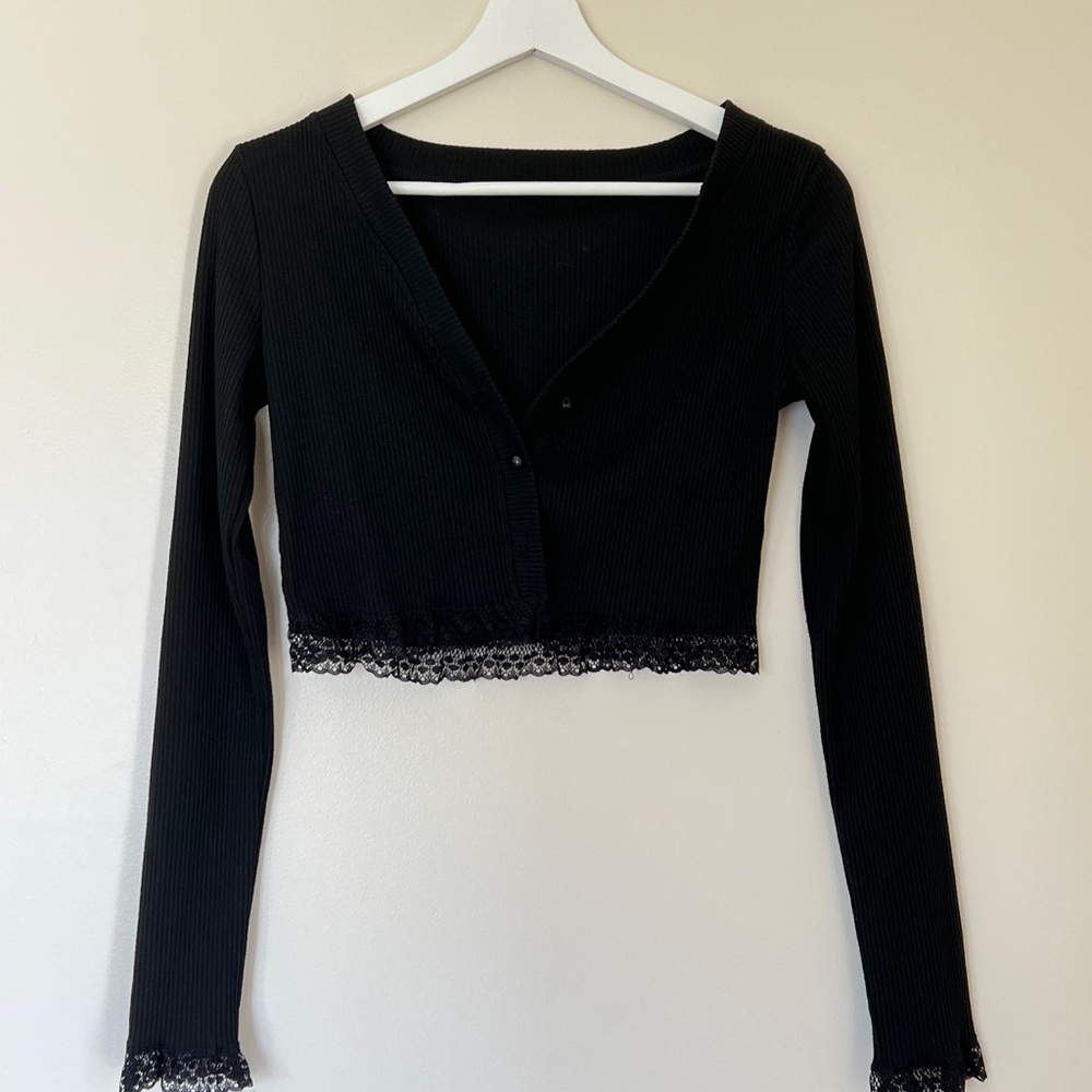3 button black lace with long sleeve ribbed croptop
